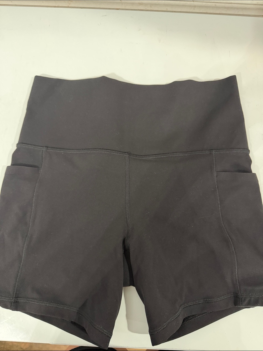 Athleta 5” Salutation Stash Bike Short Like New !